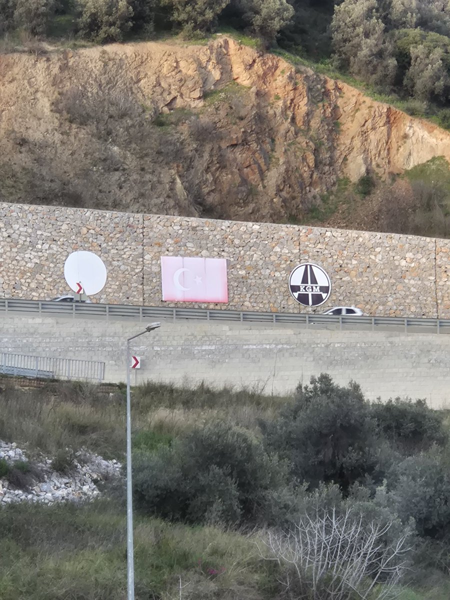 Değerli <a href="/KarayollariGM/">Karayolları Genel Müdürlüğü</a> bu bize yakışmıyor. Lütfen bayrağımıza gereken hassasiyeti gösterin. Bursa Gemlik Çukurbahçe alt geçidi.