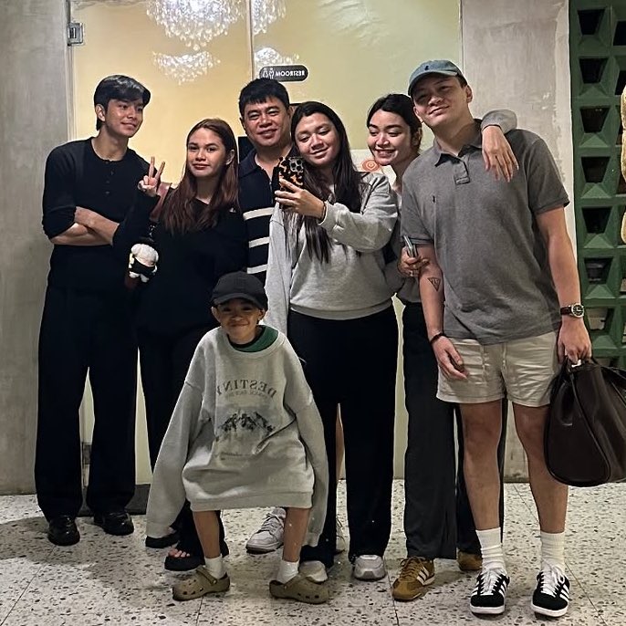 chstarkive's tweet photo. ashley and rave enjoying the rest of the night with arwen's fam! 🤍 https://t.co/BABStu6FBE