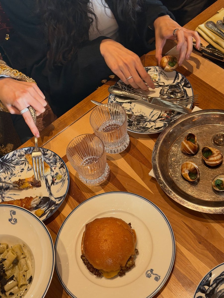 kdhynu's tweet photo. Look at their hands and the rings… why does this feel like such a married couple vibe??The whole vibe is so soft and comfortable, like two people who just love spending quiet time together✨️

#CHANELFallWinter #ChanelShow #CHANELFW26xLenaMiu #LalinaLena #MiuNatsha #PFW https://t.co/kXjiNHkQVv