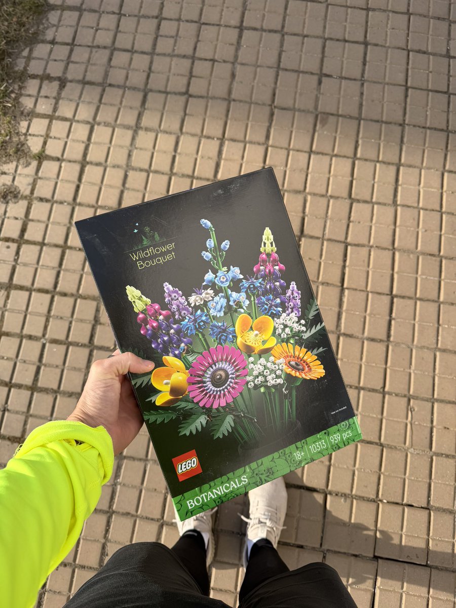 Řezaný kytky 🌼 nedávám, tak jsem to letos vyřešil Legem. V zásadě je to dárek pro celou rodinu 😀🤌
Vše nej k MDŽ milé ženy ♥️😉