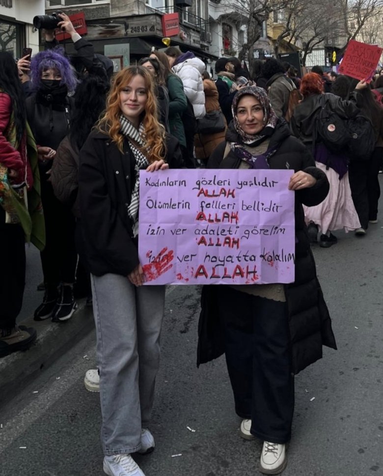 Kabe'de hacılar, Taksim'de kadınlar!!!
#8Mart #8MartEmekçiKadınlarınGünü