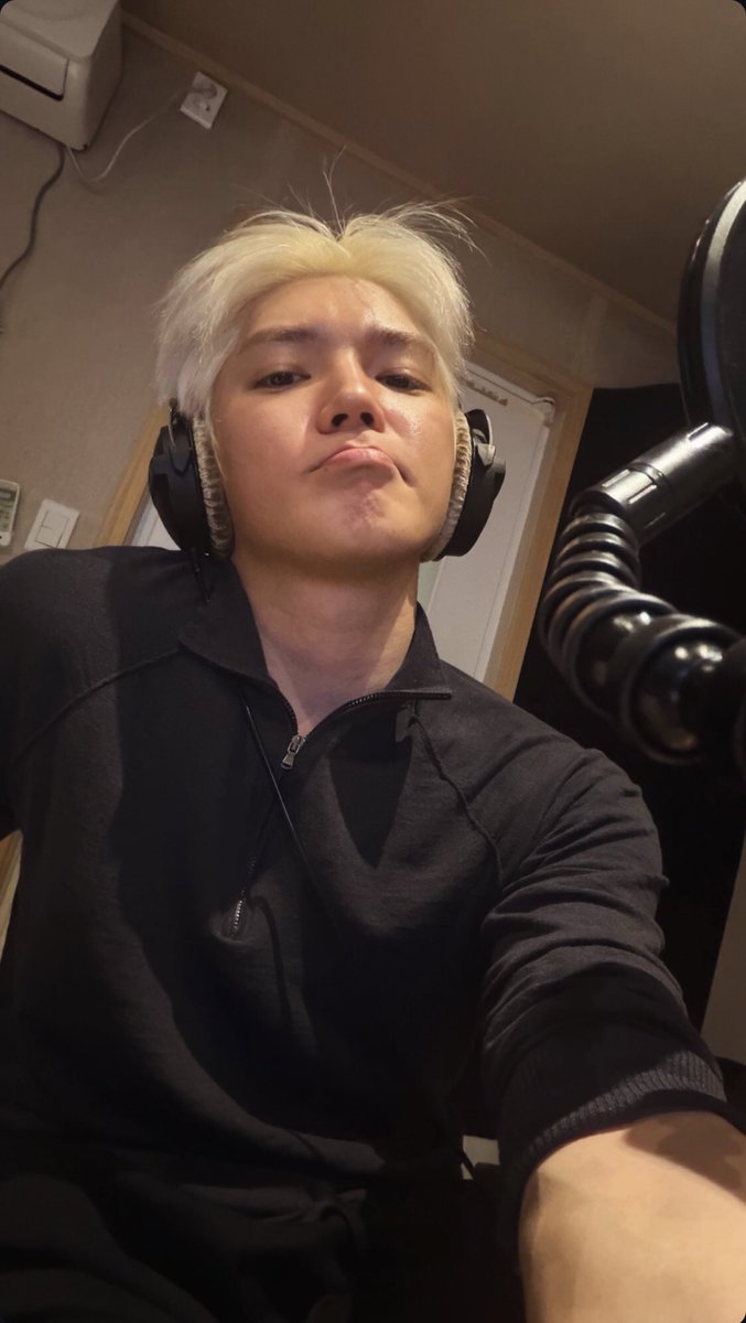 Dari siang bm pengen up futu ty pake lagu risk it all tapi blm ada updatean, dan malemnya hehehehehw lopyu my lop