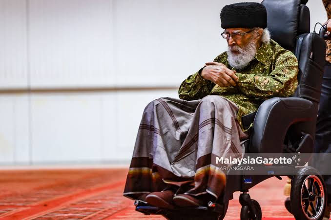Mbah Yai : 

Prof Naquib itu beberapa tahun belakangan ada masalah di pendengaran beliau. Salah satu telinganya selalu berdenging. Dalam keadaan demikian, beliau masih bisa menyelesaikan karya ini (Islam : Covenants Fulfilled). Kita yang masih sehat ini malu dibuatnya.