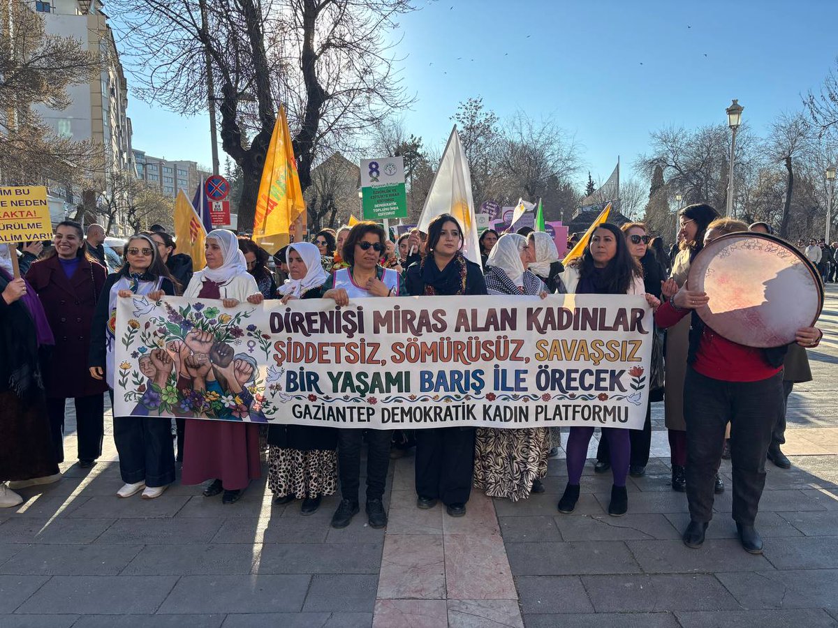 Antep'te 8 Mart’ta alanlardaydık.

Yaşasın 8 Mart, yaşasın kadınların özgürlük mücadelesi!

#8MartDünyaKadınlarGünü
#JinJiyanAzadî