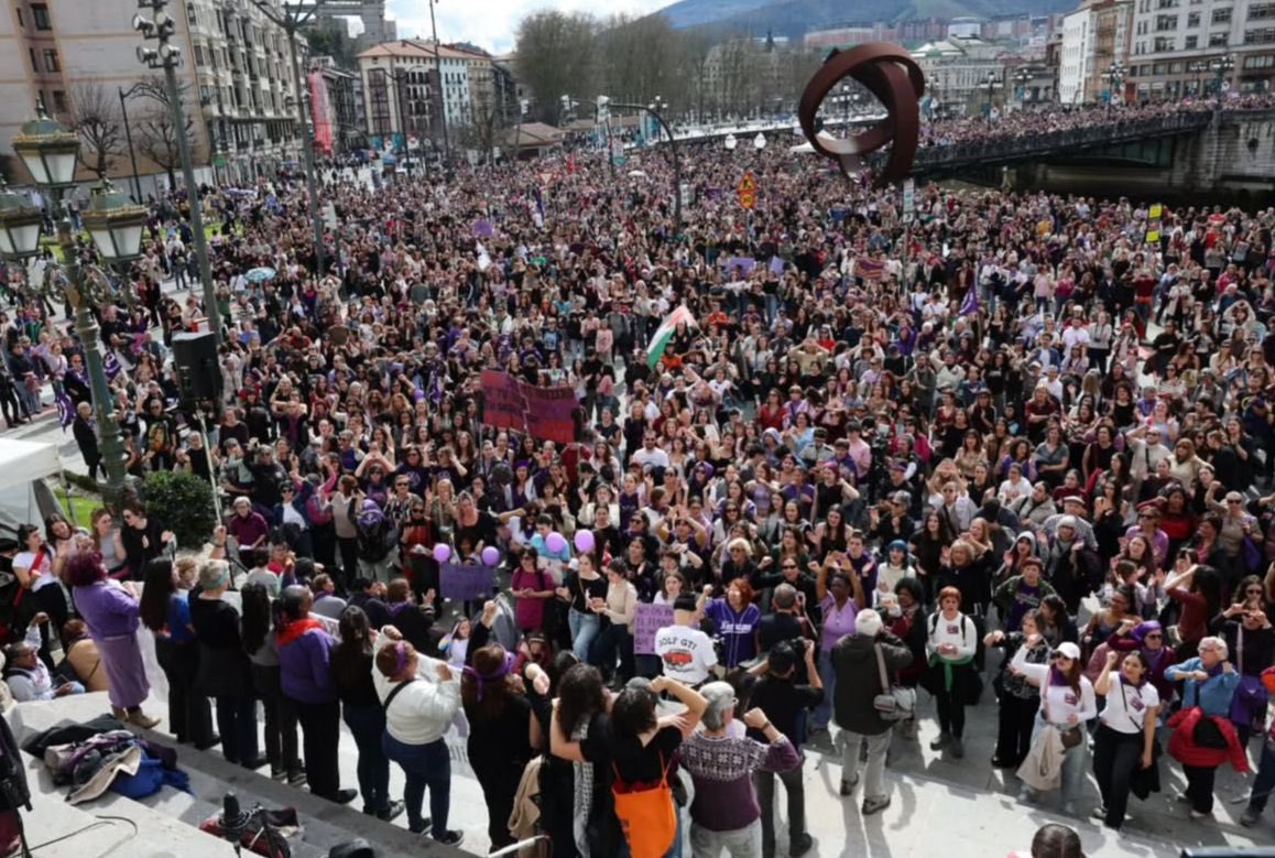 IzquierdaRevol's tweet photo. Un #8M2026 más el movimiento feminista combativo vuelve a dar una lección de dignidad. Centenares de miles de mujeres trabajadoras y jóvenes en primera línea de la lucha contra el machismo, el fascismo y la guerra imperialista.

📸 Madrid, Barcelona, Granada, Bilbo https://t.co/eO71vGWTN3