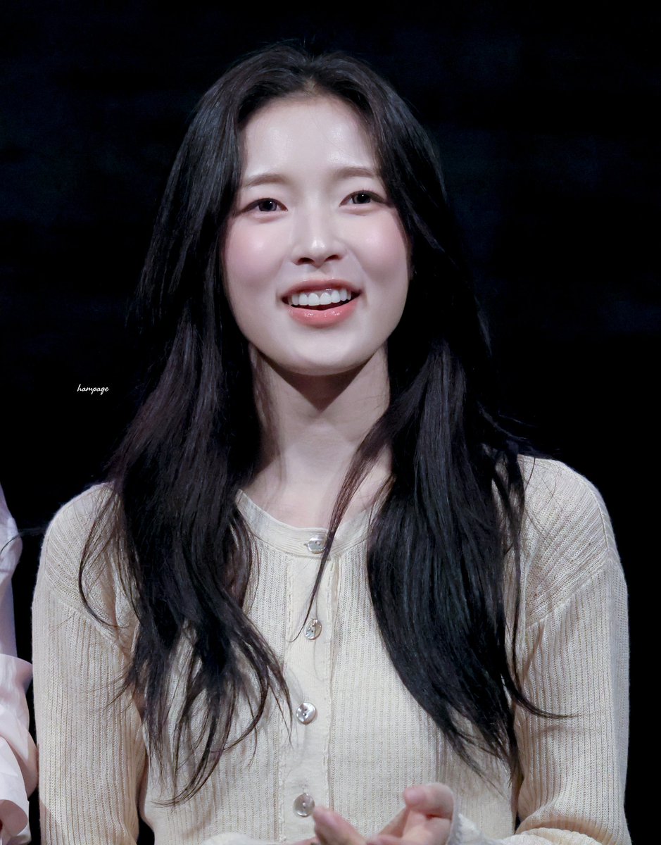 260308 
영화 #매드댄스오피스 무대인사

해리☺️

#아린 #오마이걸