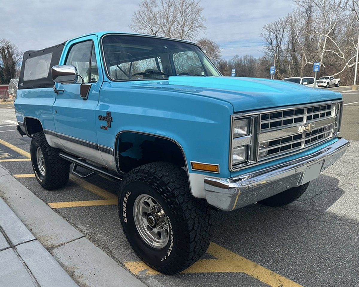 Barrett_Jackson's tweet image. Hawaiian Blue with a storm hiding under the hood. This custom 1987 @Chevrolet #K5 #Blazer is powered by a 6.2-liter LSA V-8 engine producing 625hp with GM controls. Selling with No Reserve during the 2026 Palm Beach Auction, April 16-18.

Learn more: bit.ly/PB26TW-1987Che…