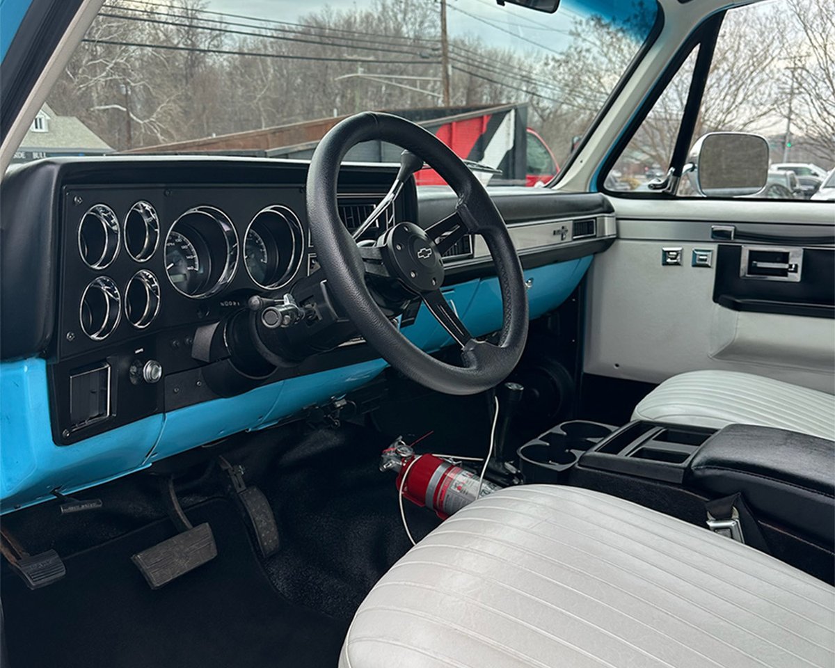 Barrett_Jackson's tweet image. Hawaiian Blue with a storm hiding under the hood. This custom 1987 @Chevrolet #K5 #Blazer is powered by a 6.2-liter LSA V-8 engine producing 625hp with GM controls. Selling with No Reserve during the 2026 Palm Beach Auction, April 16-18.

Learn more: bit.ly/PB26TW-1987Che…