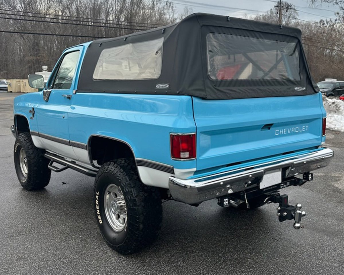 Barrett_Jackson's tweet image. Hawaiian Blue with a storm hiding under the hood. This custom 1987 @Chevrolet #K5 #Blazer is powered by a 6.2-liter LSA V-8 engine producing 625hp with GM controls. Selling with No Reserve during the 2026 Palm Beach Auction, April 16-18.

Learn more: bit.ly/PB26TW-1987Che…