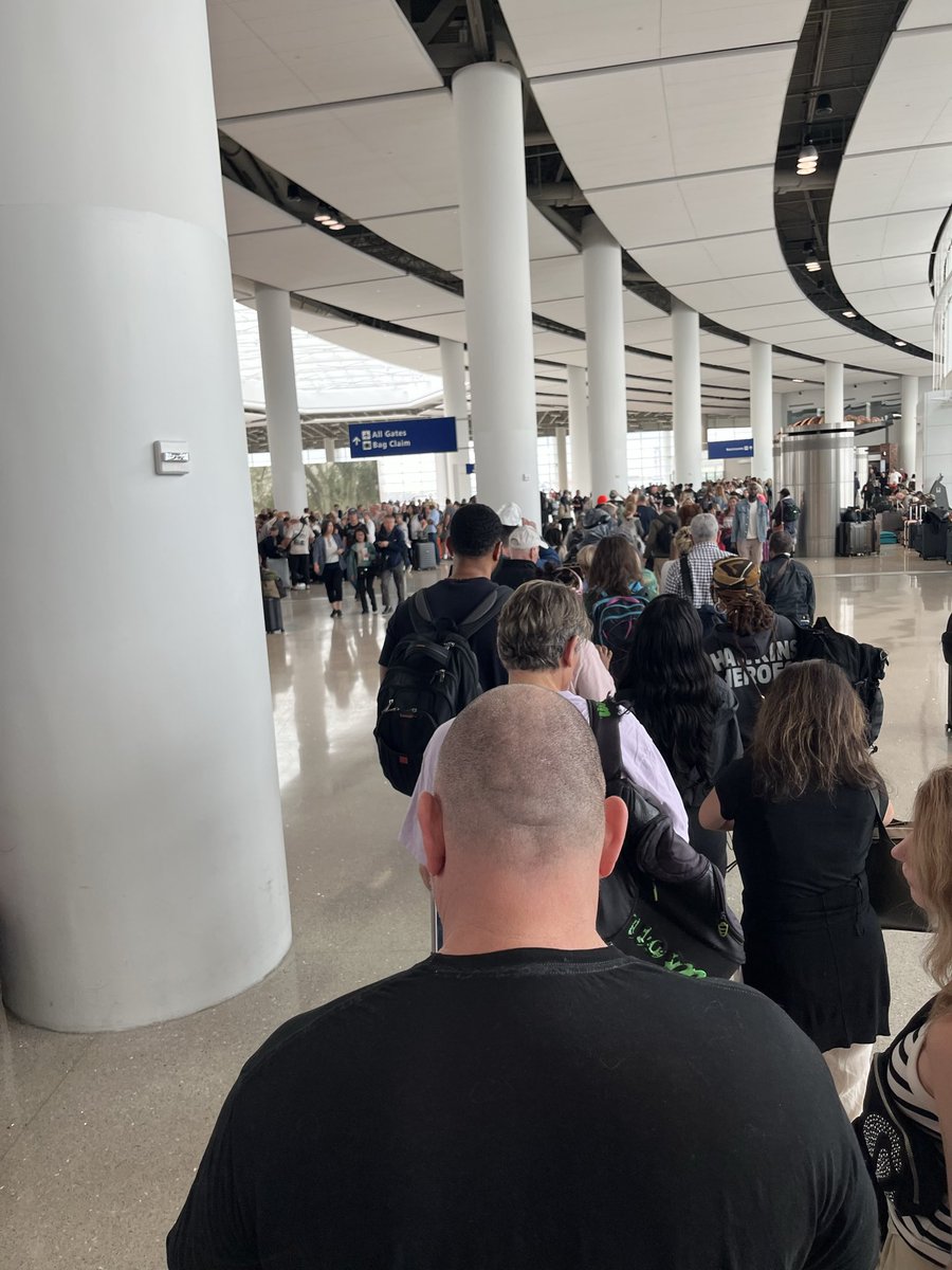 MrHuntsHistory's tweet photo. @CNN @FoxNews @AP @CBSNews @NBCNews @ABC anyone covering TSA callouts today? This is security line at MSY. https://t.co/qiW5EflhSt