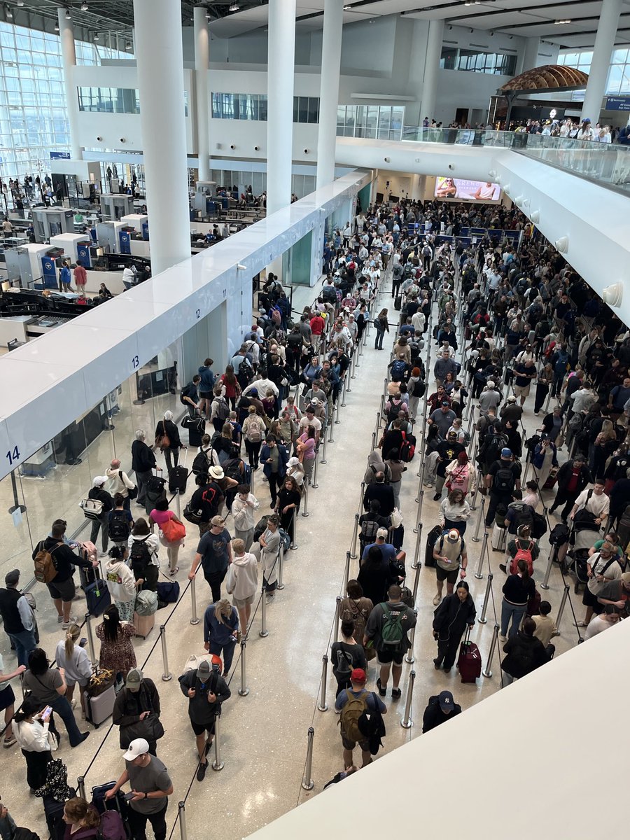 MrHuntsHistory's tweet photo. @CNN @FoxNews @AP @CBSNews @NBCNews @ABC anyone covering TSA callouts today? This is security line at MSY. https://t.co/qiW5EflhSt