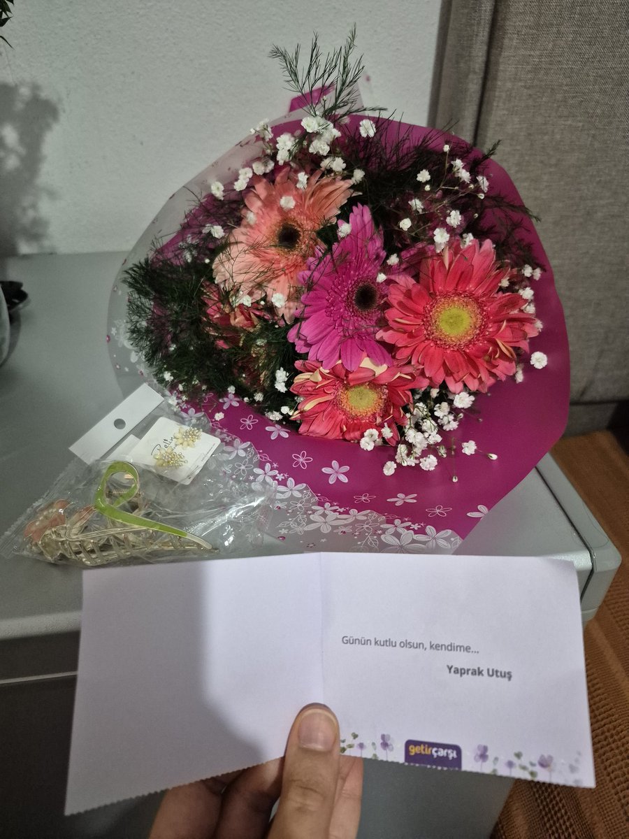 _klorofil_'s tweet photo. Çiçeğimi de alırım, hediyelerimi deee 🎊🎀💐🎉🧚🏽‍♀️💕🌸🎁 https://t.co/PXC1ZGBwR6