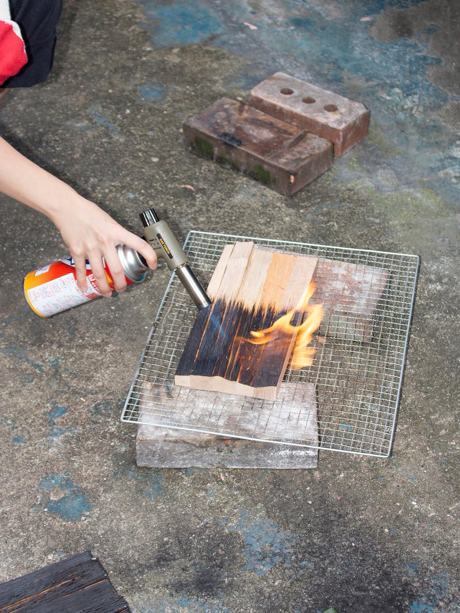 creative_i_p's tweet image. 半分だけ焼いた木材端材で構成したフラワーベース。
kuo-duo.com/FIRE-WOOD