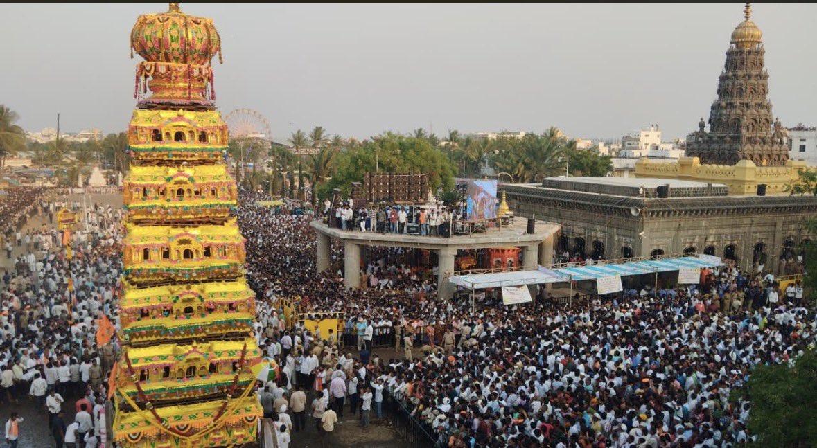 VL_Karnataka's tweet image. ಕಲ್ಯಾಣ ಕರ್ನಾಟಕದ ಆರಾಧ್ಯ ದೈವ ಕಲಬುರಗಿಯ ಮಹಾದಾಸೋಹಿ ಶ್ರೀ ಶರಣಬಸವೇಶ್ವರರ 204ನೇ ಜಾತ್ರಾ ಮಹೋತ್ಸವ ಹಾಗೂ ಮಹಾ ರಥೋತ್ಸವ.

#kalaburagi #Sharanabasaveswara
#Karnataka #KannadaNews