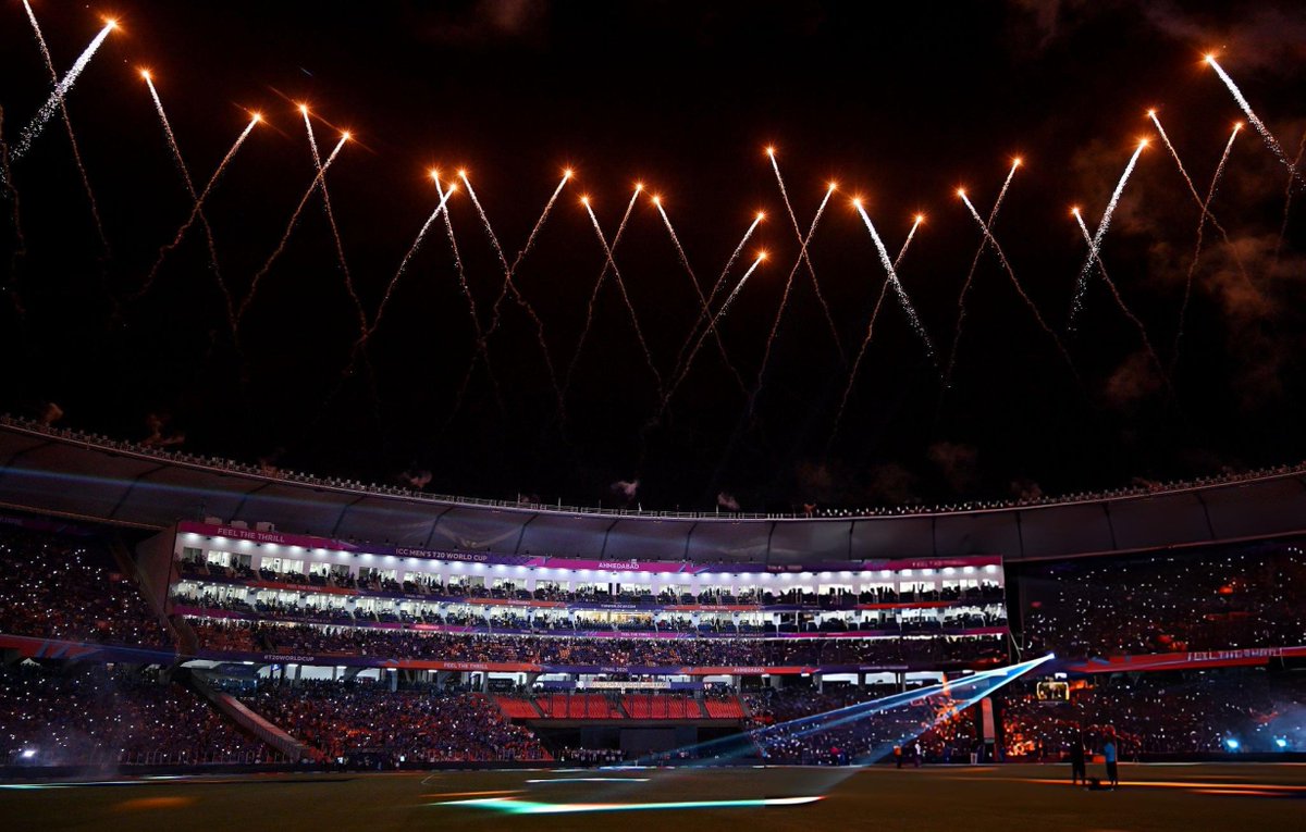 RcbianOfficial's tweet photo. Mid innings laser show at Narendra Modi Stadium, Ahmedabad. https://t.co/N3RNNE5mkN