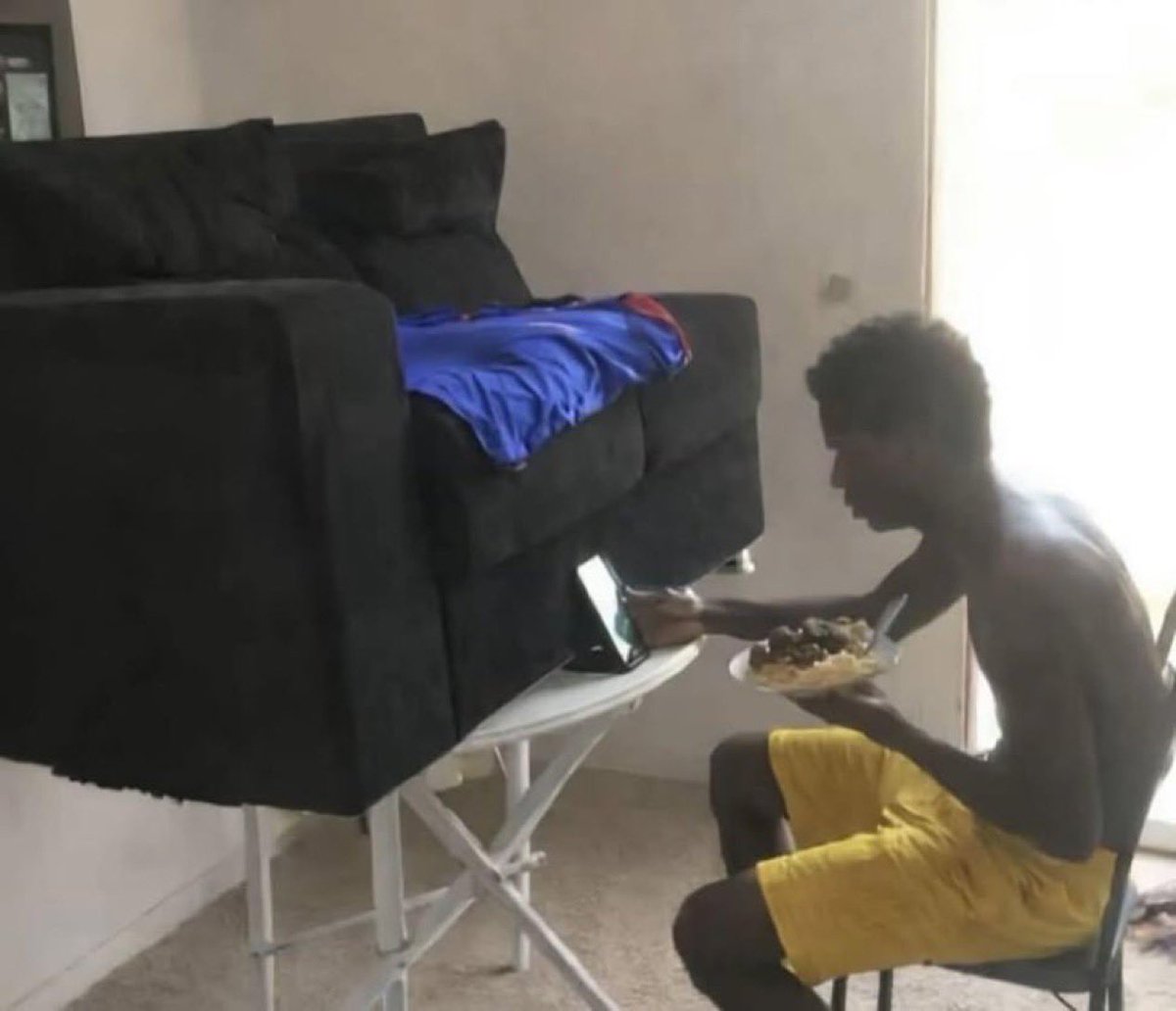 cuando estas comiendo pero necesitas un soporte para el telefono