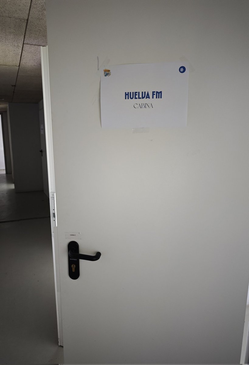 XerezCD_OFICIAL's tweet photo. 🎙️💻🏟️

Más de 15 medios de comunicación poblarán la zona de prensa de Chapín para cubrir el #XerezRecre.

Sin embargo, una cabina estará vacía. Trasladamos nuestro pesar a Miguel Barroso, periodista de Huelva FM, por el fallecimiento de su padre este domingo. DEP. https://t.co/9auI1SHPNj