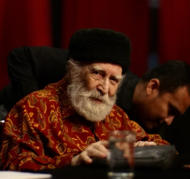 _shershahhkhan_'s tweet photo. For average youngsters living in Pakistan, experiencing terrorism and religious extremism on the one hand and liberalism/atheism on the other, Shaykh Syed Naquib al-Attas' (رَحِمَهُ ٱللَّٰهُ) works were -- and still are -- a beacon of light and hope.

 For students like us who are not tullab ul-ilm, who have grown up in an environment where getting good grades and job was supposed to be a primary goal of life with no counseling either from the ulama or parents, who do not have the luxury to study deen with scholars, Shaykh al-Attas was our guide to Islam.