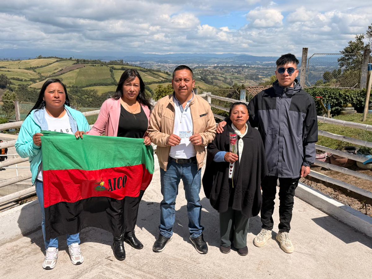 JesusCuasapud's tweet photo. Hemos ejercido nuestro derecho al voto, convencidos de que la democracia se fortalece cuando el pueblo participa.

Invitamos a todo el pueblo colombiano a salir a las urnas y ejercer este derecho que nos pertenece a todos.

Hoy Colombia decide. 🗳️🇨🇴 https://t.co/dQixIFshVm