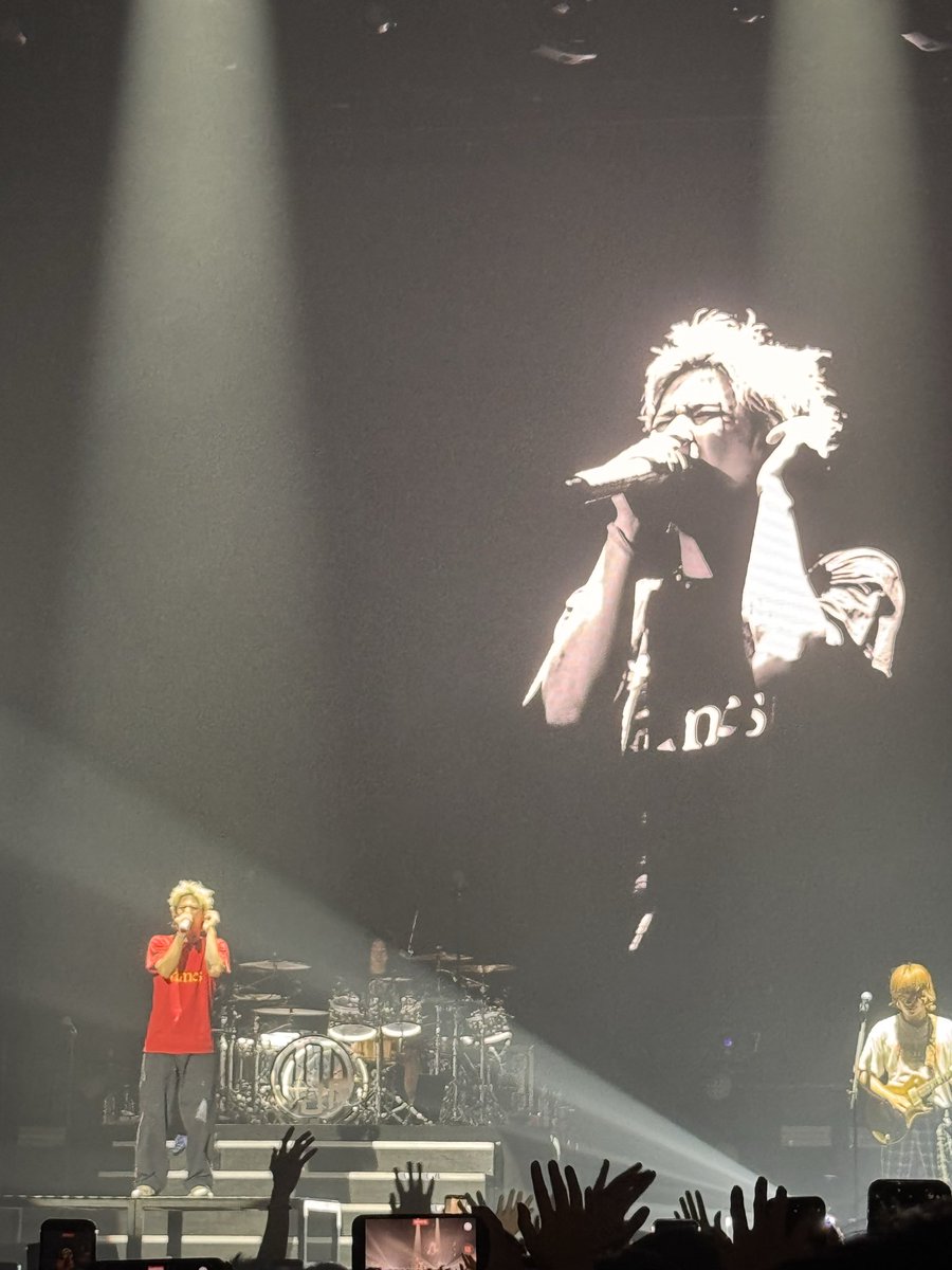 YOLO_YNWA's tweet photo. 『🇸🇬ONE OK ROCK』
🌍世界に飛び出し挑戦している彼らから沢山のエネルギーを貰うことが出来ました。㊗️LIVEスタンディング席は人生初。日本語でのMCも思いがこもっていてカッコ良かった。 https://t.co/fi05zuLCZL