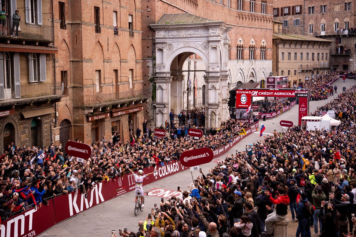 Aun con pocos años de antigüedad, la carrera italiana se está convirtiendo en un icono de la primavera ciclista. Bonitos paisajes, caminos de tierra, recorrido selectivo y sobre todo gran ambiente con las cunetas abarrotadas de aficionados. La fiesta del ciclismo en Siena.
