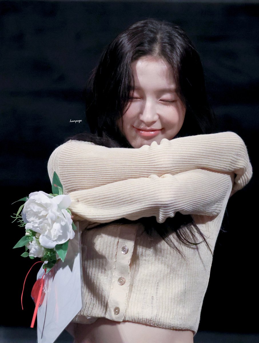 260308 
영화 #매드댄스오피스 무대인사

해리: 나 안아..

#아린 #오마이걸