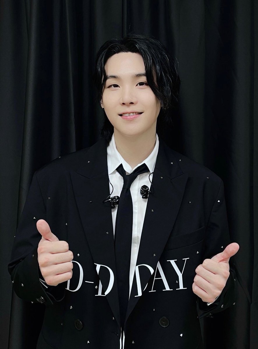 r23mw's tweet photo. 내 흔들리는 예술가 오빠여 겹겹의 고민 끝에 평온하길 … 수천의 파동 끝내 만개하길 
hbd(happybirthd-day)입니다요🤞🏻
천원안내도되니까 웃어줘 ..!!
#해피슈가데이
#여전한_서로의벗_서로의닻
#HappyBirthdaySUGA https://t.co/FCQpq4AQia