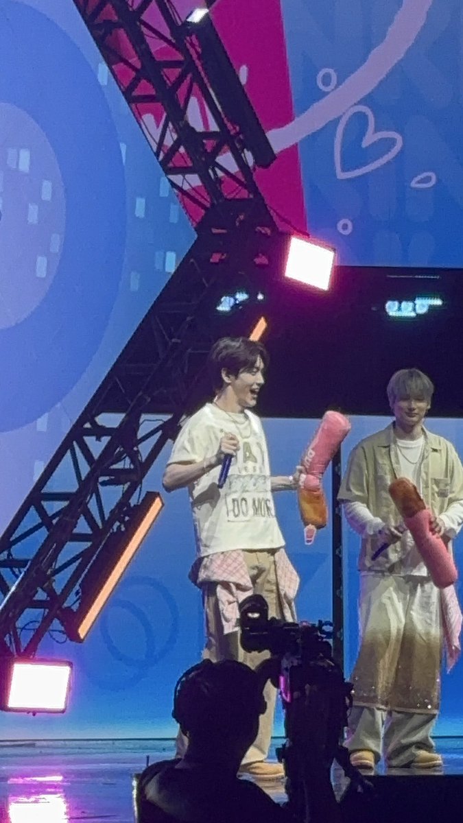 GemOfBo's tweet photo. Hes having so mich fun🥺

#DunkinPH_WondersAt553 #DunkinPH_TXT https://t.co/YMONYHqAMy