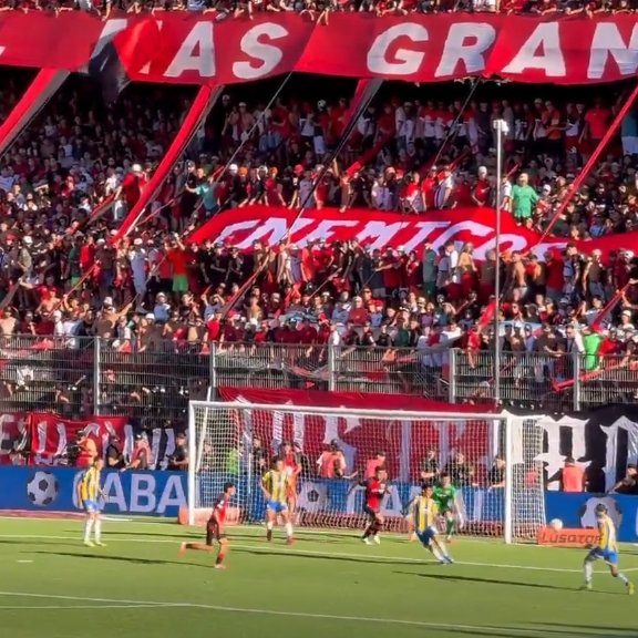 cande_dolores's tweet photo. Di María hizo el gol y automáticamente se cambió la publicidad de Cabal por la de 

Quini 6 
al hilo https://t.co/M1apILtjbx