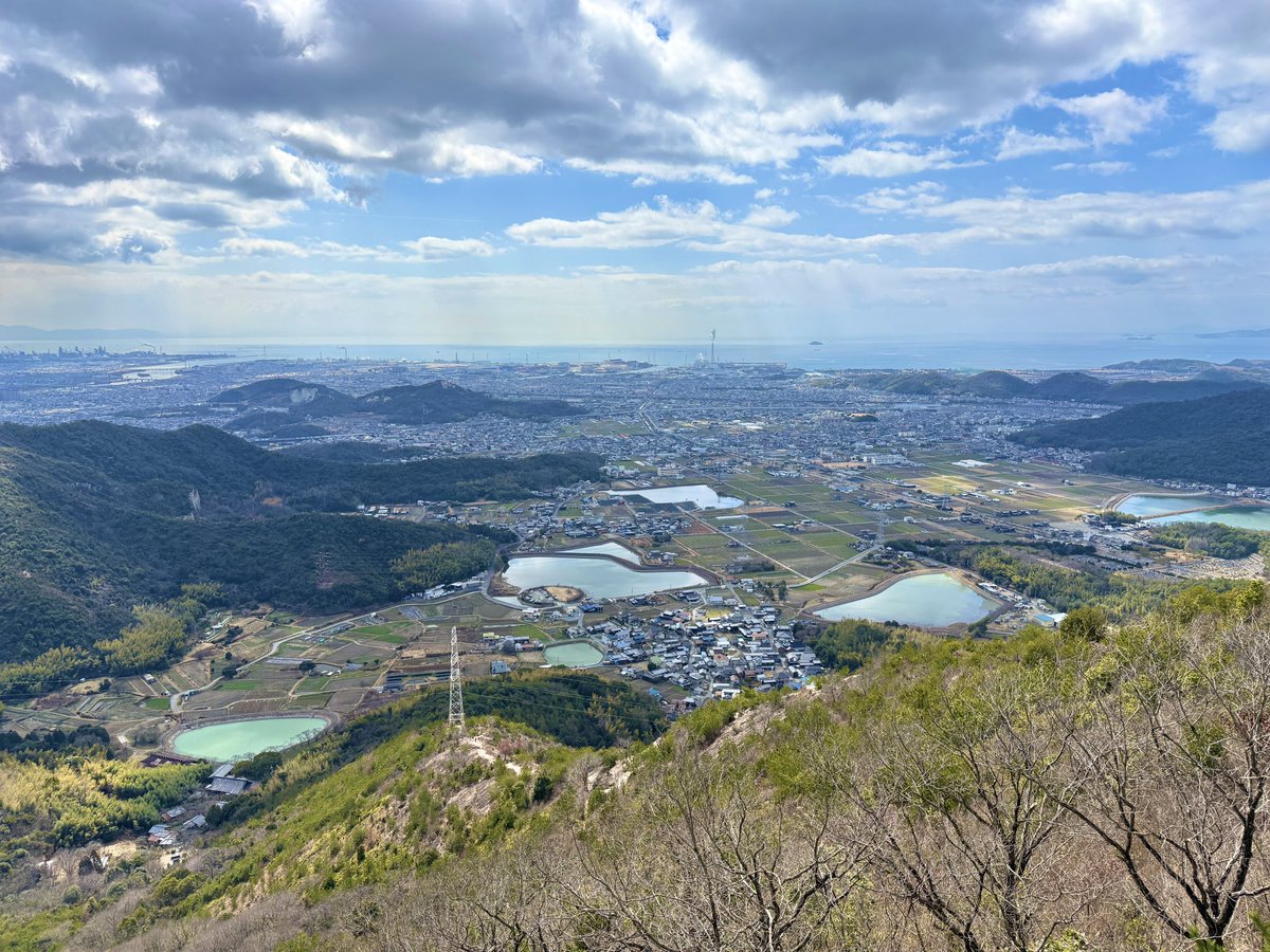 hmiya317's tweet photo. いつもの山登り仲間達と一緒に
播磨富士と呼ばれる高御位山を
メインとする播磨アルプスを縦走周回！

別所奥山・鷹ノ巣山・長尾奥山
高御位山・小高御位山・中塚山

どれも標高100〜300m程度の低山縦走ですが、剥き出しの岩場を登り降りするところが多くて、景色も良いし終始楽しい山行でした😌 https://t.co/8S0VDFv8XB