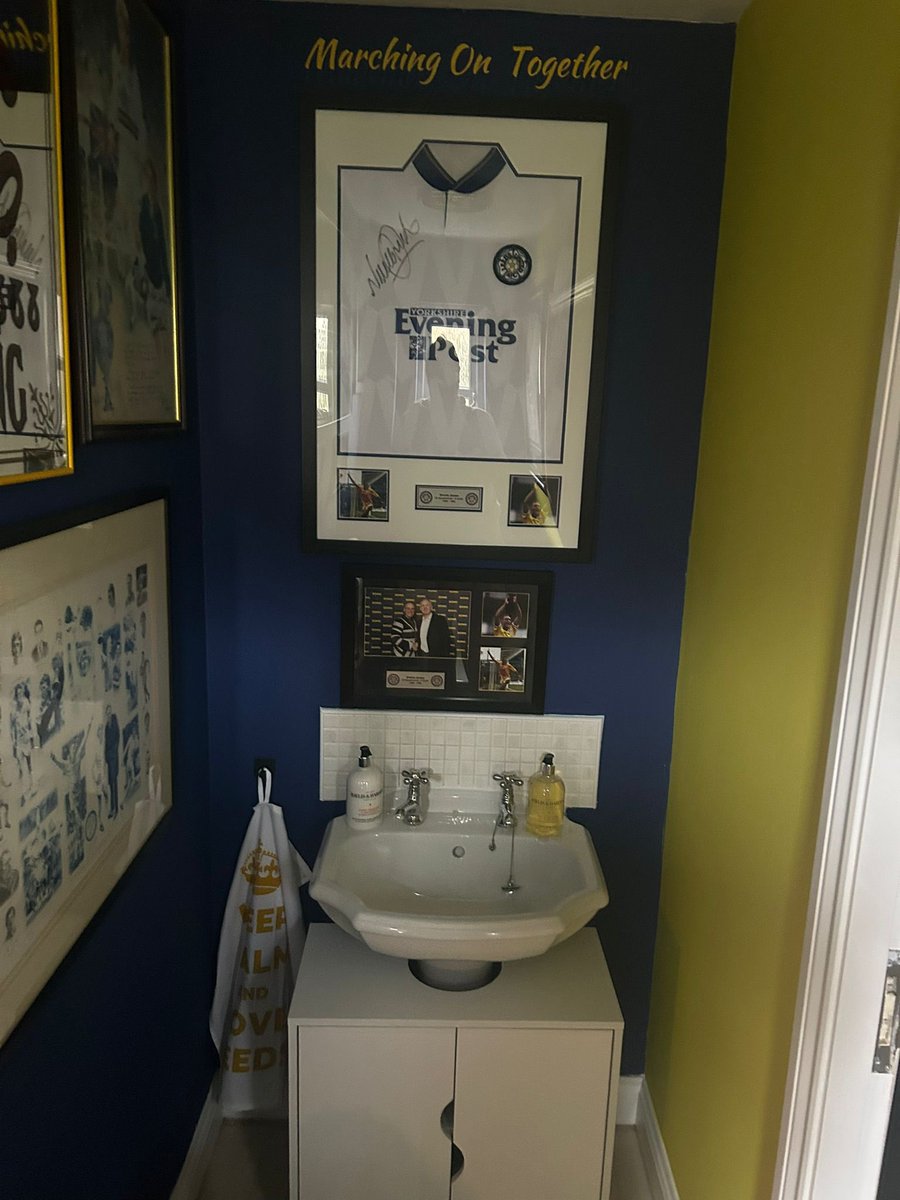 dickyfirn's tweet photo. Downstairs loo nicely decorated. 👍👍 https://t.co/Ex33Quc34q