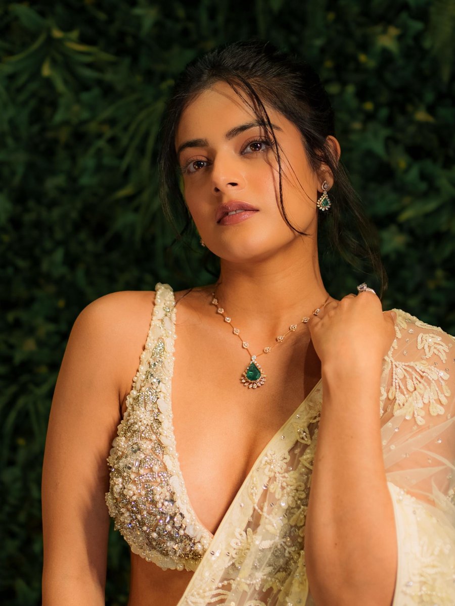 Cassieinfiniti's tweet photo. Indian underrated beauty ridhi kumar #RidhiKumar https://t.co/qsFGcbsROi