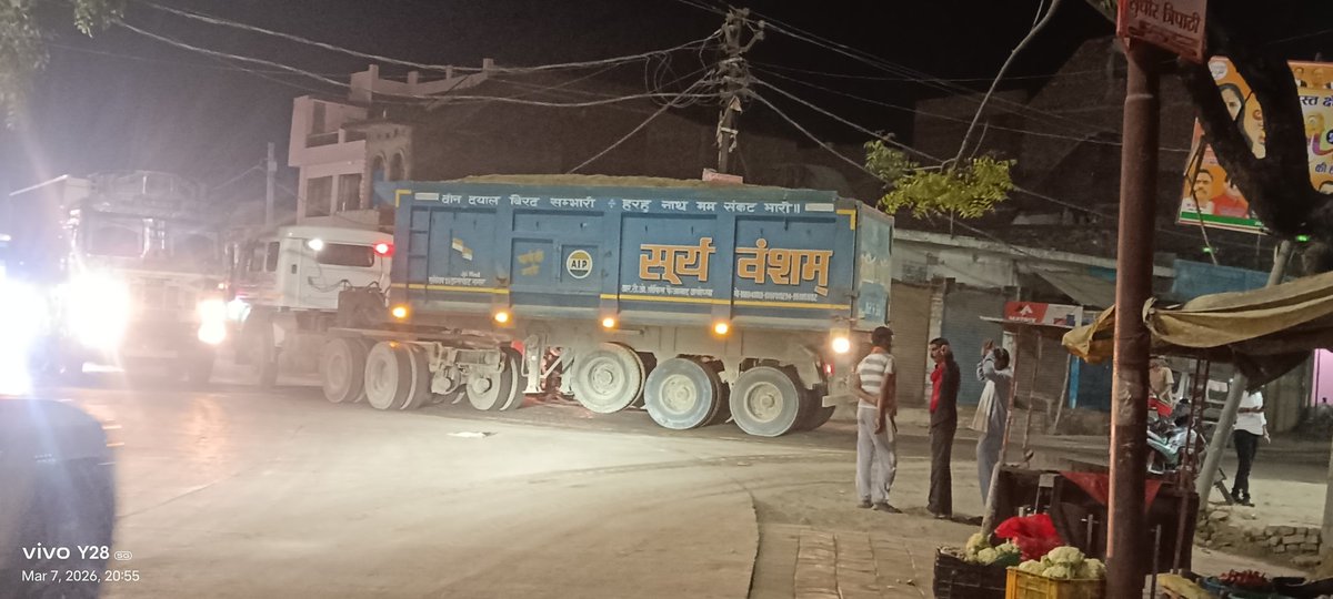 santramsin75179's tweet photo. बांदा जिले की मरका खदान खंड नंबर तीन से पुलिस,खनन,परिवहन क�� मिलीभगत से ओवरलोडिंग का खेल धड़ल्ले से जारी है फतेहपुर जिले के असोथर थाना के रामनगर कौहन यमुना ब्रिज से ओवरलोड वाहनों का चल रहा रेला जिसके कारण नवनिर्मित सड़कें हो रही ध्वस्त जिला प्रशासन ओवरलोडिंग बंद कराने में फेल https://t.co/tKcbSNq66a