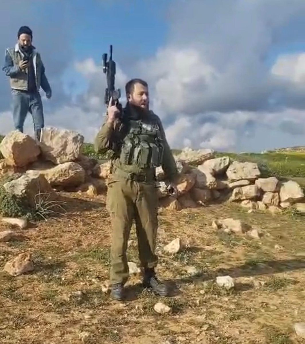 ShovrimShtika's tweet image. 4 מתוך 5 פלסטינים שנורו בשבוע האחרון נורו בראשם, האחרון נורה בצוואר. תנו לזה לשקוע. לא צריך להיות לוחם לשעבר כדי לדעת שירי להגנה עצמית על אדם לא חמוש לא נראה ככה, שירי כזה הוא כנראה הוצאה להורג יותר מכל דבר אחר. מתנחלים אלימים ומוכרים יורים למוות ב5 פלסטינים בשבוע והרמטכ"ל שותק.