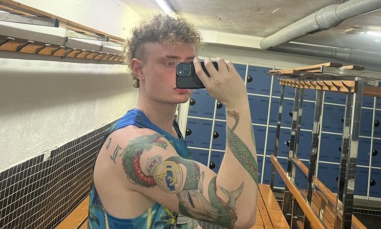 ocarattinii's tweet photo. Yo también estaría jodido con la vida si tuviera esa mierda tatuada. https://t.co/3b5qACcecc