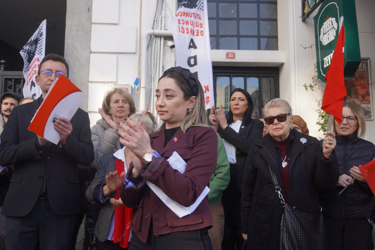 Atatürkçü Düşünce Derneği Genel Merkezimizin  8 Mart Dünya Emekçi Kadınlar Günü nedeniyle kaleme aldığı basın açıklamasını Yönetim Kurulu Üyemiz Sayın Av. Cansel Tuna okudu.

BASINA VE KAMUOYUNA

Türkiye Cumhuriyeti, tarihin ilk ve tek antiemperyalist ulusal bağımsızlık savaşı