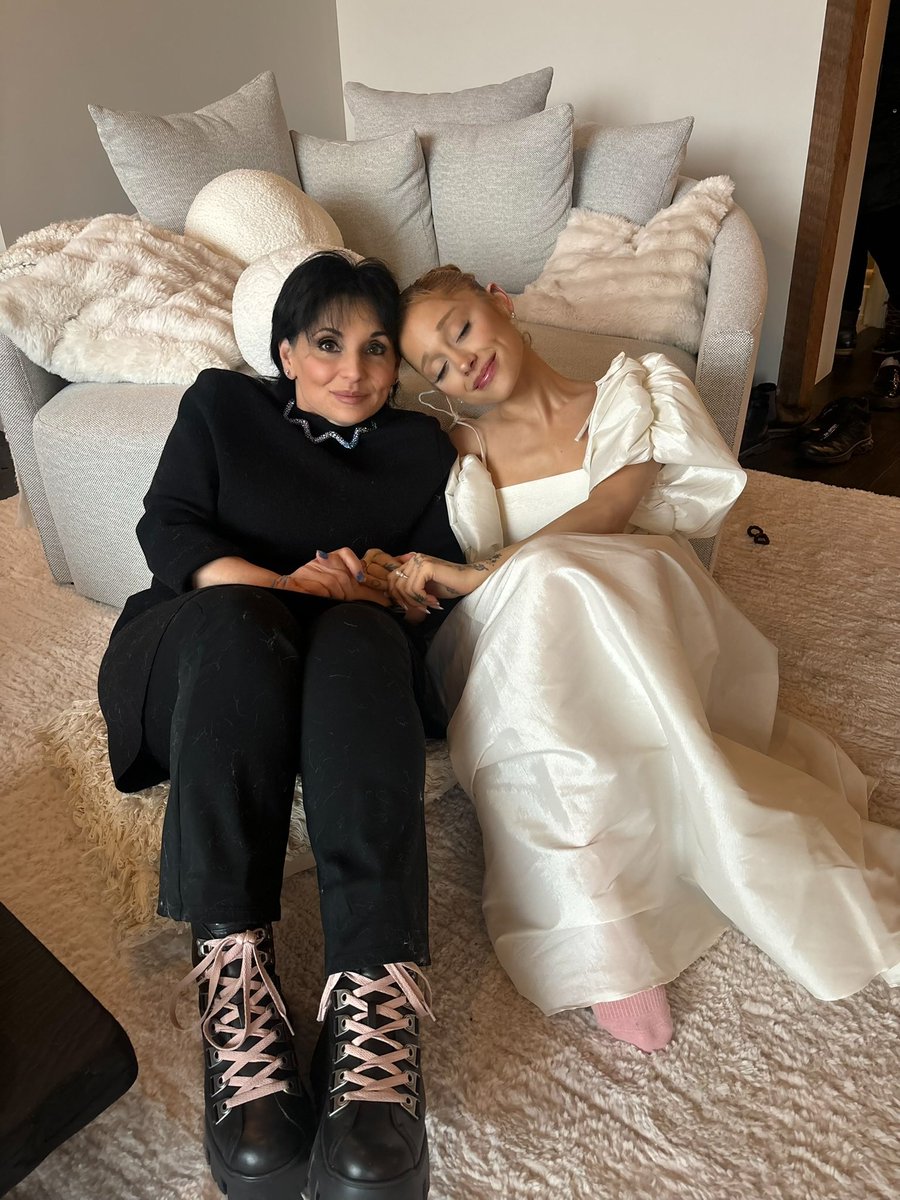 FrankieJGrande's tweet photo. To all the incredible women who’ve inspired me and made me who I am 💖 I love you endlessly and am forever grateful for the impact you’ve had on my life ✨💫 https://t.co/1RyM5PWyeK