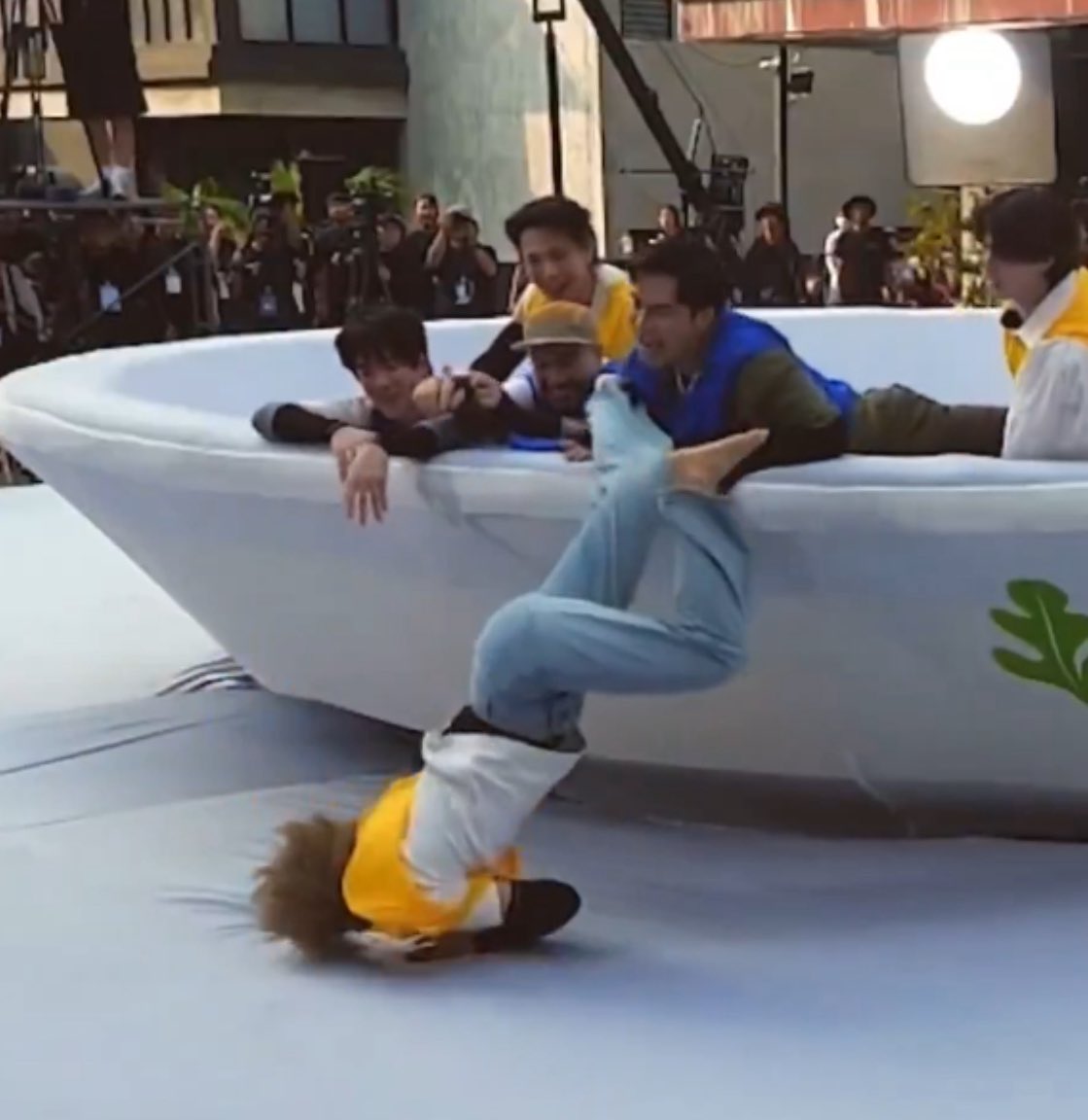 โมโหค่ายได้มั้ยวะศิลปินสายตาสั้นขนาดที่ต้องดูพื้นใกล้ขนาดนั้นแต่ก็ยังไม่พาอัยนิวไปตัดแว่นดูมันดิทำไรอยู่