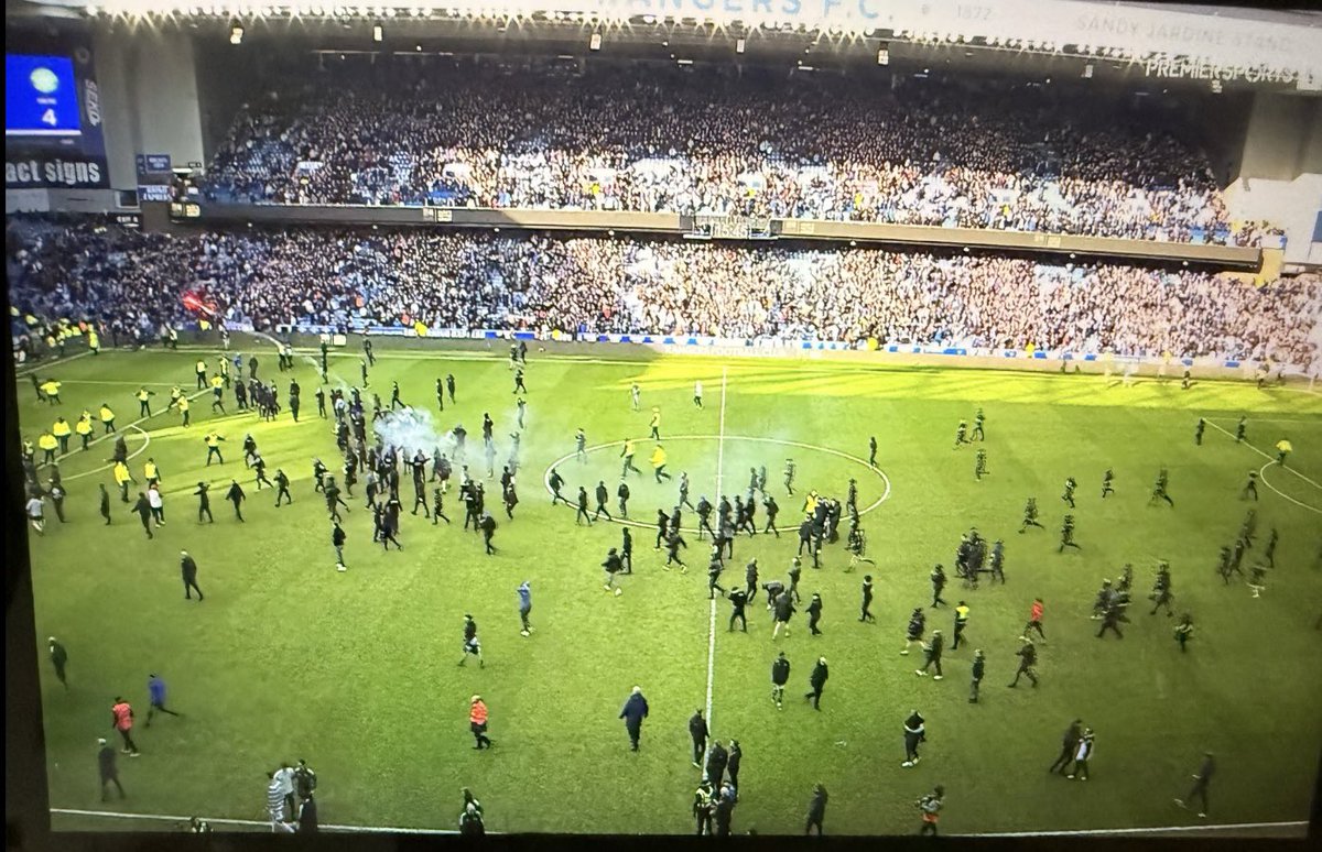 FreeNwakali's tweet photo. Are pitch invasions not usually for when you win? https://t.co/52CXTU6VqH