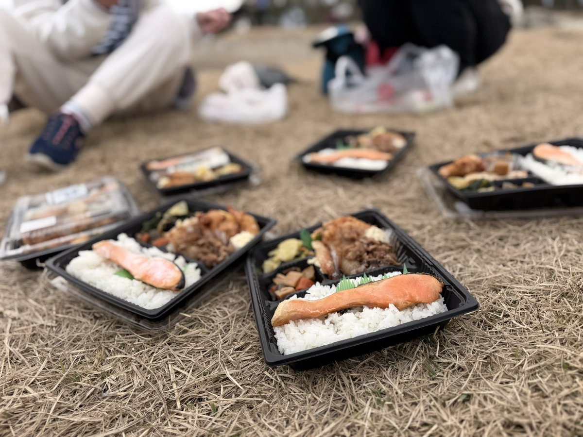 ailus8788's tweet photo. 今日は行ける人で登山に行ってみた🗻
山の上の🍱は美味しいね😋
登山部発足❓
イベント好きな社員がたくさんで楽しいわぁ♡
夜勤明けと夜勤入りも元気だ！
#登山部できた？ https://t.co/xKTVoiA6qF