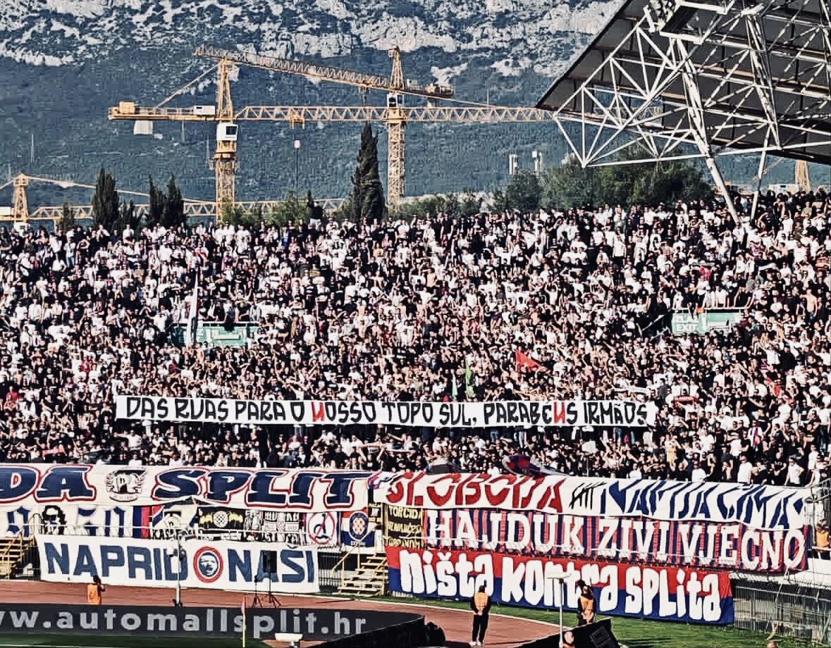 Torcida Split no jogo de hoje. 
Blood Brothers forever 🔴⚪️🔴🔵
