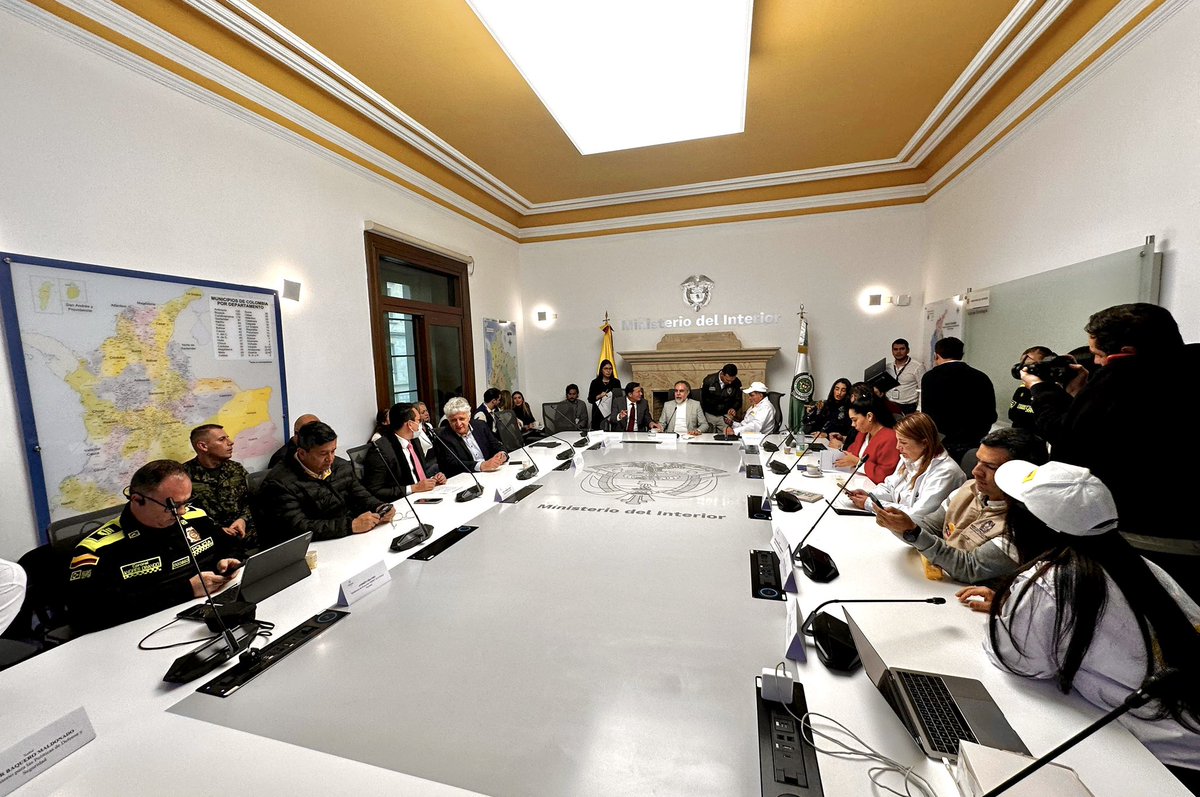 MisionONUCol's tweet image. Estamos presentes en el Puesto de Mando Unificado #PMU junto a @Registraduria @DefensoriaCol @mindefensa @PGN_COL @CNE_COLOMBIA y @Ministerio_TIC. 

La democracia, #ElValorQueCompartimos.