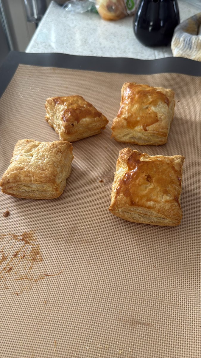 LAMiKiNGBiNG's tweet image. When you’re a foodie and Latina 😮‍💨

Smash or pass 

#authentic #cuban #pastry