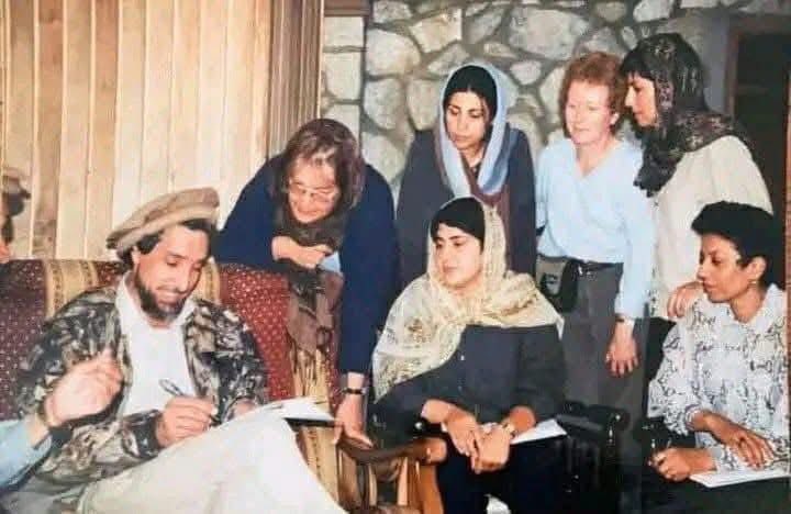 gnishraqi's tweet photo. ۸ مارچ؛ روز جهانی زن خجسته باد. 

زن

چراغ خانه و تابندگی زن
بهاران و شریک زندگی زن

دلش دریای از مهر و وفایه
توان و قدرت سازندگی زن

« غلام‌نبی اشراقی »
#رن https://t.co/bix24AgcVn