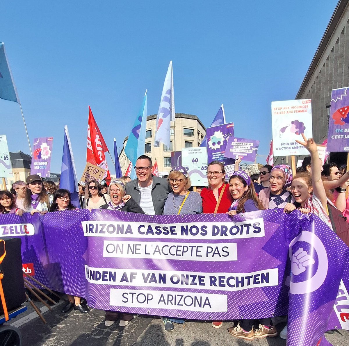 Arizona valt onze rechten aan, en dat accepteren we niet.
Aanwezig op de mars voor vrouwenrechten in Brussel met Zelle, de vrouwenbeweging van PVDA, met de vakbonden en tientallen andere organisaties.

Het beleid van de regering-De Wever-Rousseau zal de ongelijkheid alleen maar