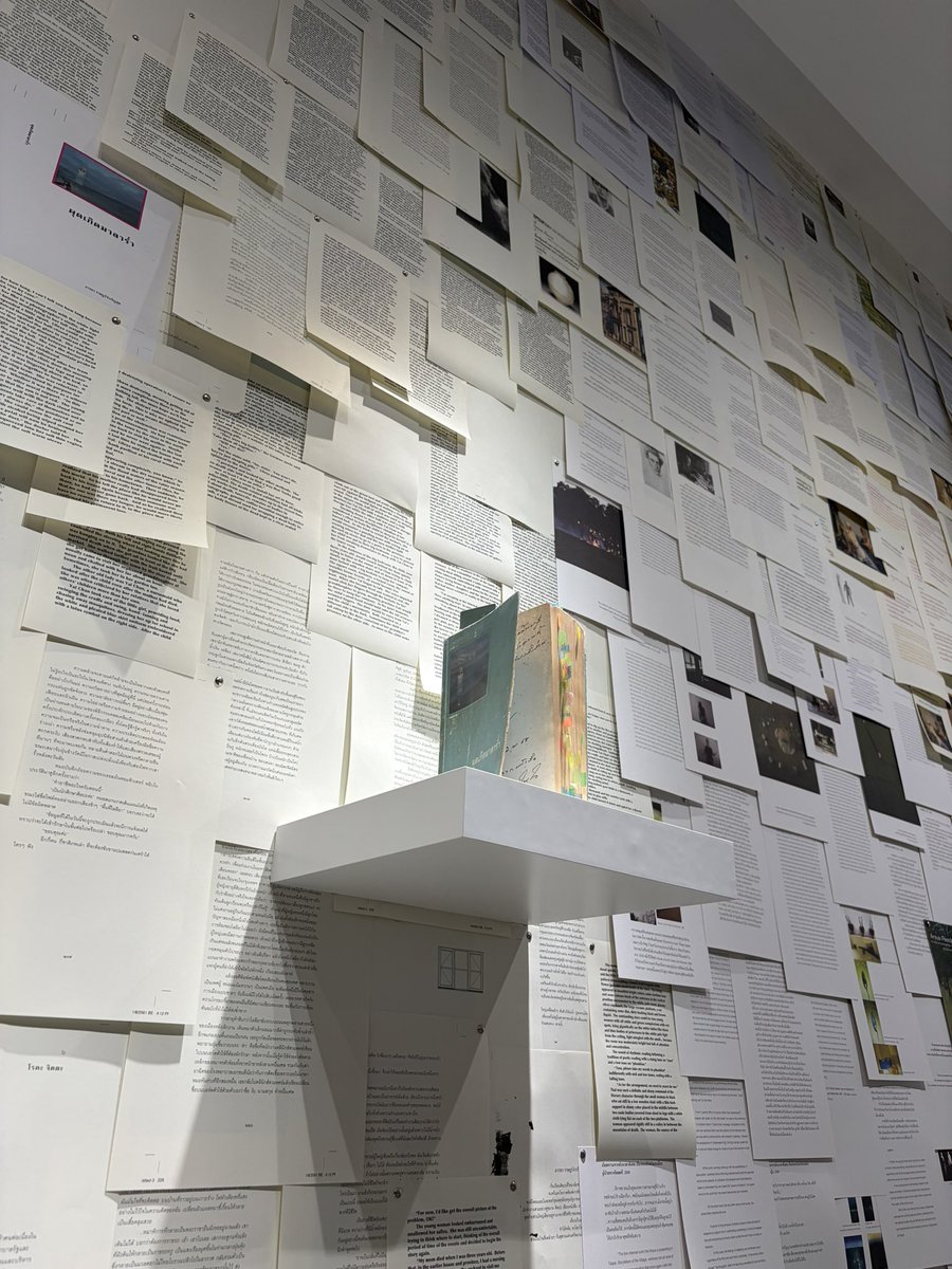 ชอบอ.อารยาจากงานเขียน ‘ผุดเกิดมาลาร่ำ‘ พอเห็นว่าที่ 100 tonson gallery จัดนิทรรศการอาร์ไคฟ์ผลงานของอาจารย์ก็เลยแวะไปดู โชคดีว่าเจอคิวเรเตอร์กำลังเล่าเบื้องหลังการทำนิทรรศการพอดี มีพวกงานเก่าๆ ของอาจารย์ทั้งหมดตั้งแต่หนังสือ อีเมล บทวิจารณ์ศิลปะ ความเรียงเขียนถึงตัวเอง ฯลฯ