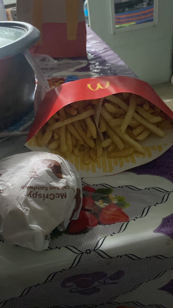 ClintonngapalaB's tweet photo. Hirap matulog pag may cravings eh🤣 https://t.co/QfSRFa30xd