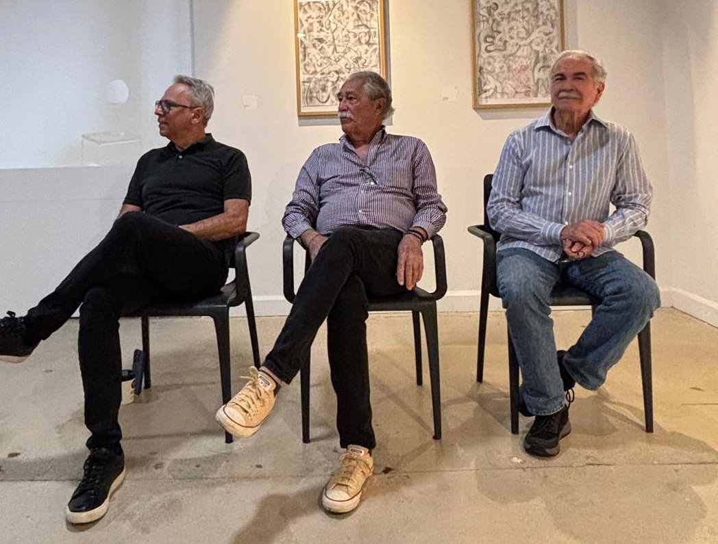 acentonewsusa's tweet photo. Tres visiones sobre la abstracción / https://t.co/4JyidzHO5R / El evento se tituló "Señales de vida: objetos de arte y diseño", moderado por el curador Félix Suazo https://t.co/m1MuxIVtIj