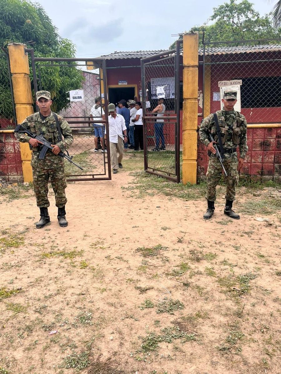 Ejercito_Div7's tweet image. En el departamento de #Sucre, nuestros soldados del Batallón de Infantería Liviana N.º 33 Junín custodian los diferentes puestos de votación y trabajan para prevenir situaciones que pongan en riesgo la seguridad de los ciudadanos.

#PlanDemocracia2026
#Brigada11
