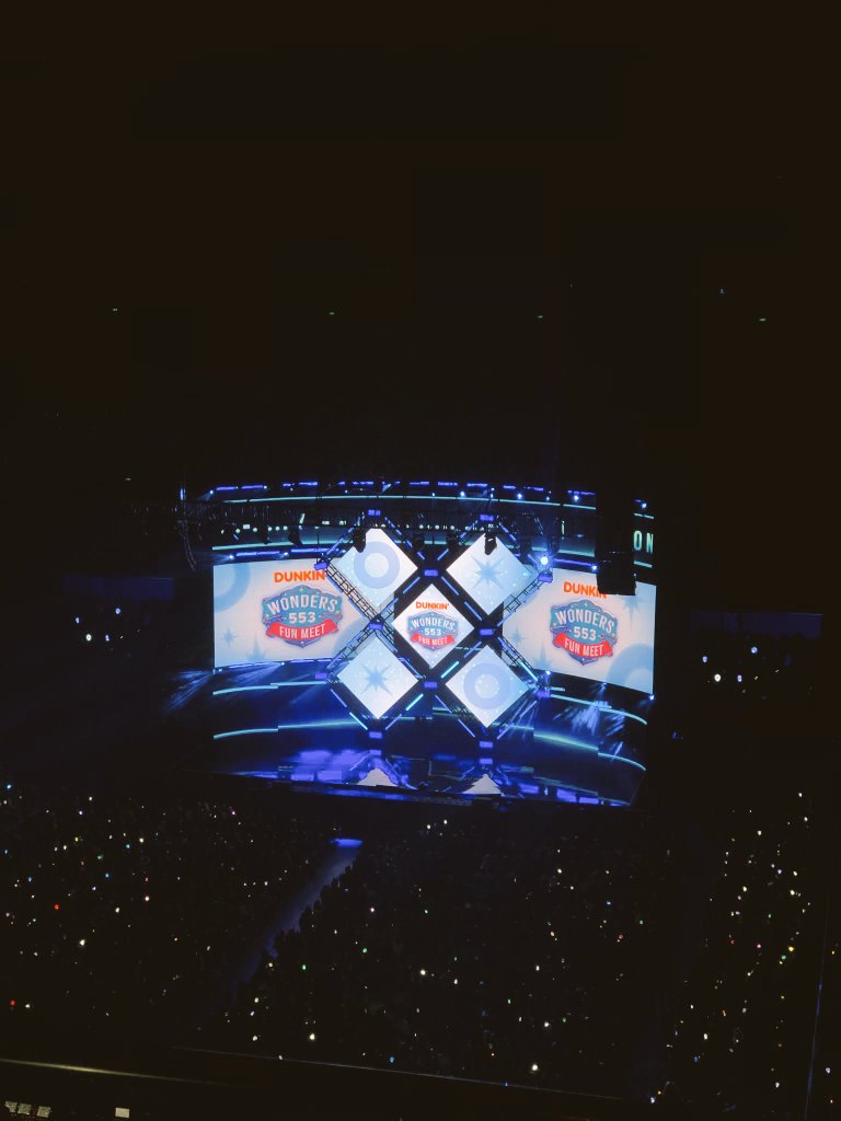 JCPMC09's tweet photo. ANG SAYA, FIRST TIME SEEING @TXT_members IN PERSON 😭💙✨ Thank you~ @dunkinph #DunkinPH_WondersAt553 #DunkinPH https://t.co/Ys5hYlXmD9